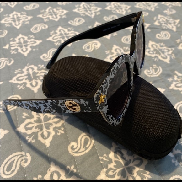 Gucci Black and White vine Patterned Women's Sunglasses - Picture 3 of 6